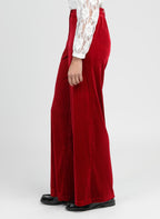 An'ge – Pantalon Pontalene Rouge, pantalon large en velours rouge porté par un mannequin, vue de profil