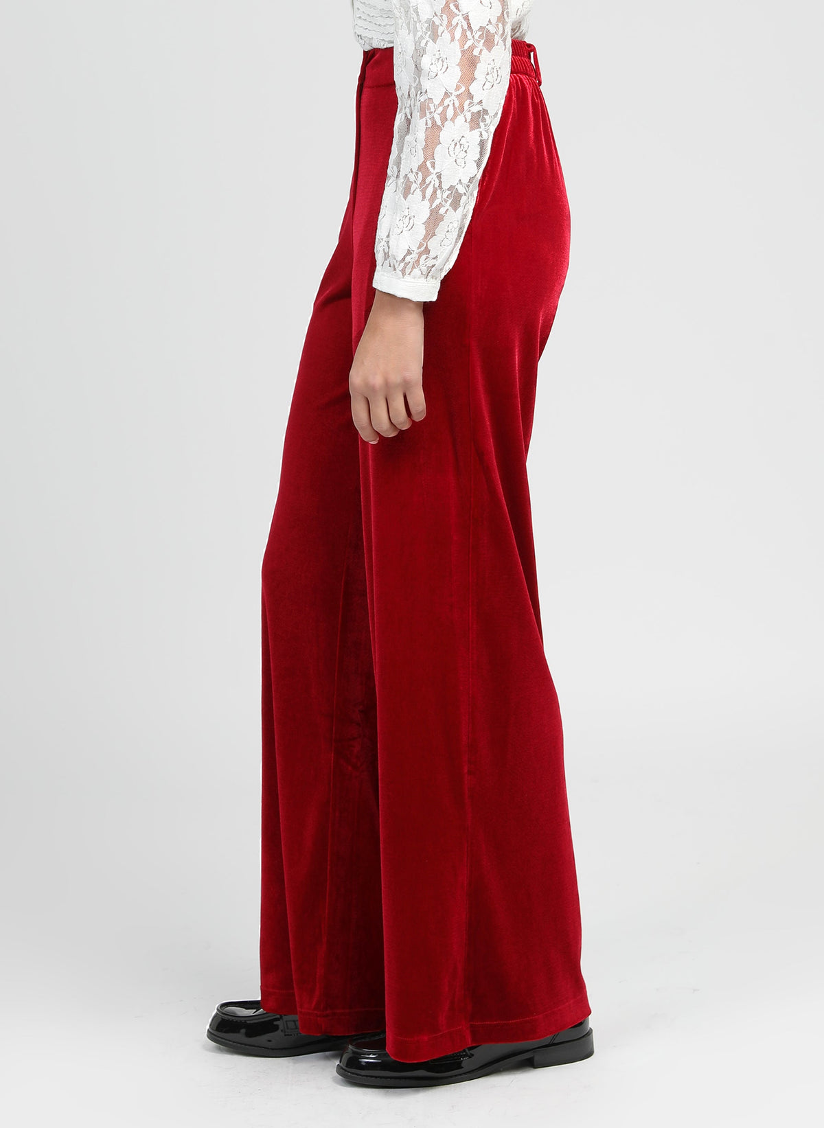 An'ge – Pantalon Pontalene Rouge, pantalon large en velours rouge porté par un mannequin, vue de profil