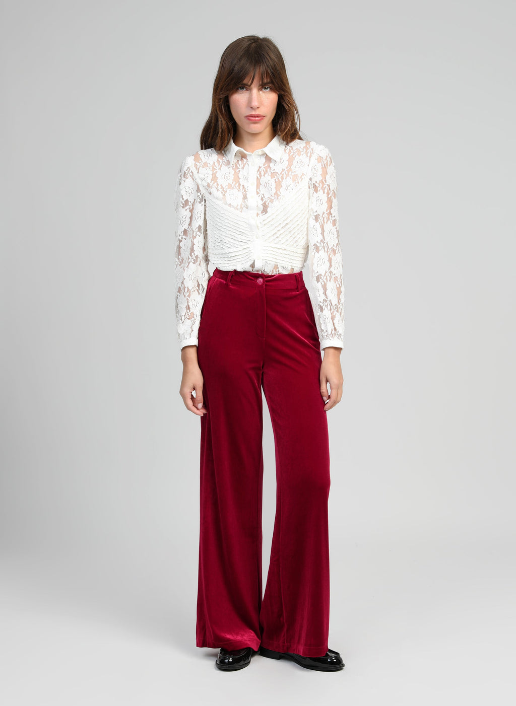 An'ge – Pantalon Pontalene Rouge, mannequin portant une chemise en dentelle blanche et un pantalon rouge