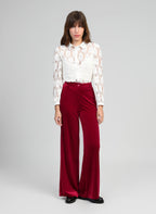 An'ge – Pantalon Pontalene Rouge, mannequin portant une chemise en dentelle blanche et un pantalon rouge