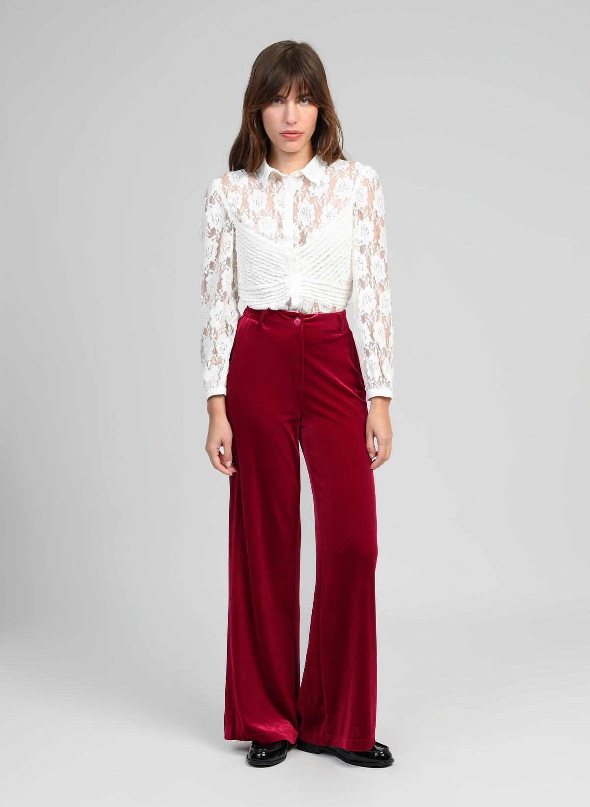 An'ge – Pantalon Pontalene Rouge, mannequin portant une chemise en dentelle blanche et un pantalon rouge