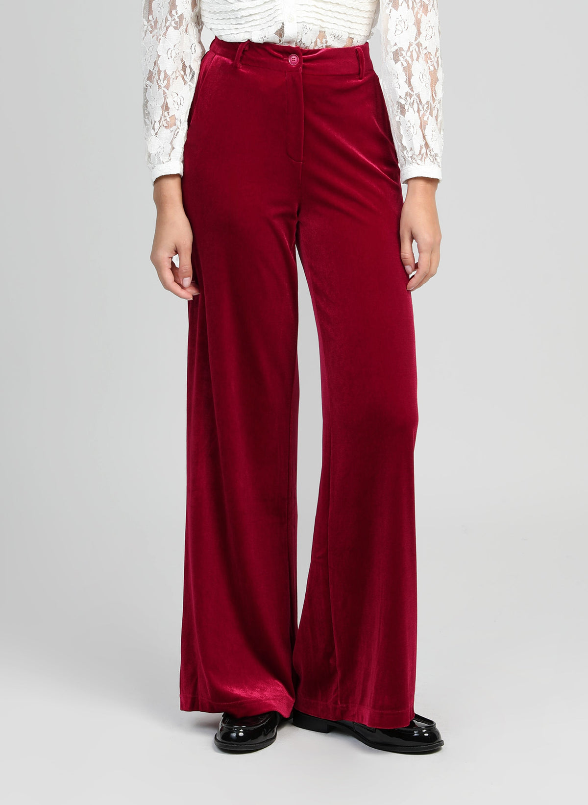 An'ge – Pantalon Pontalene Rouge, pantalon large en velours rouge bordeaux, porté par un mannequin