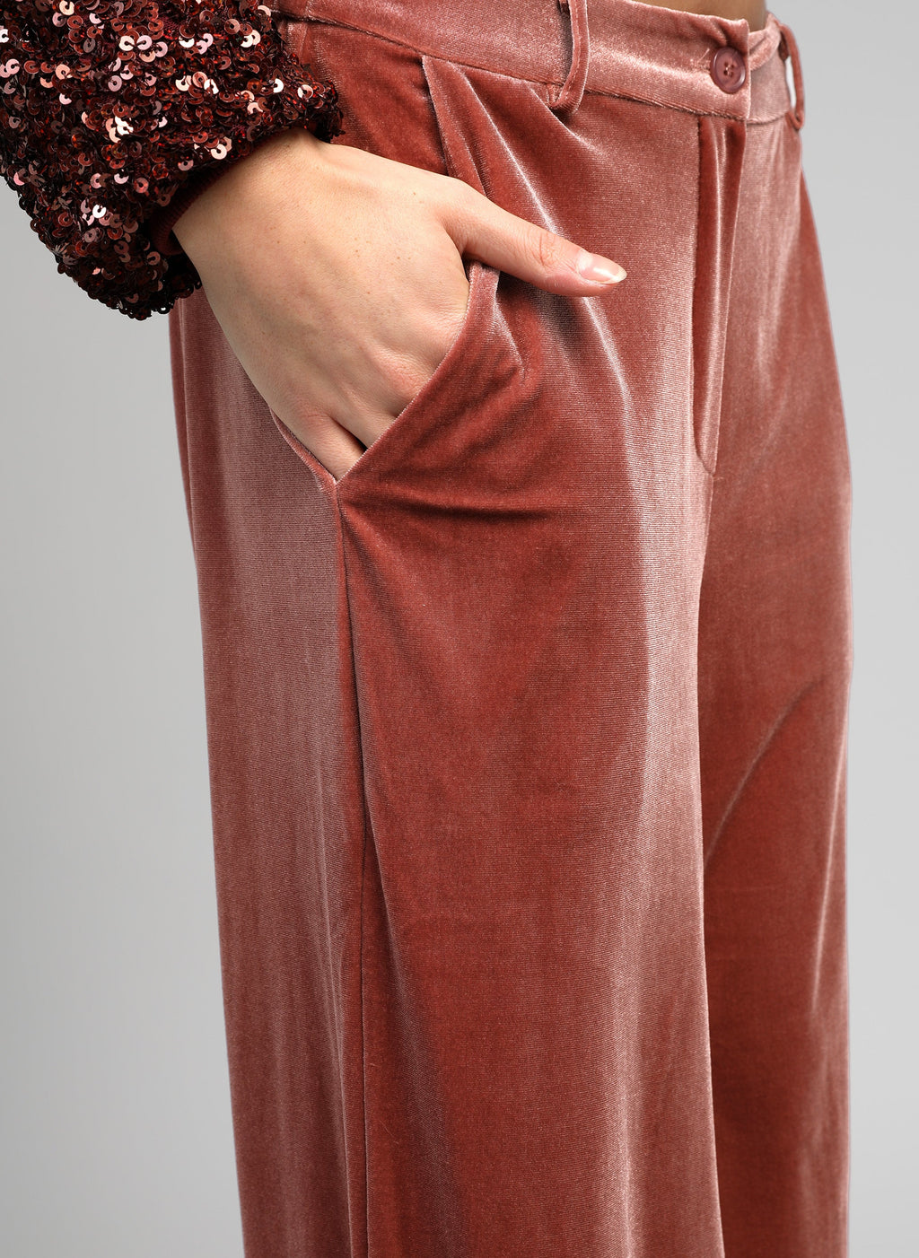 An'ge – Pantalon Pontalene Rose, lyserøde fløjlsbukser båret af en model, hånden i lommen