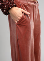 An'ge – Pantalon Pontalene Rose, lyserøde fløjlsbukser båret af en model, hånden i lommen