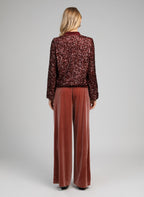 An'ge – Pantalon Pontalene Rose, model set bagfra iført en bordeaux paillettop og fløjlsbukser