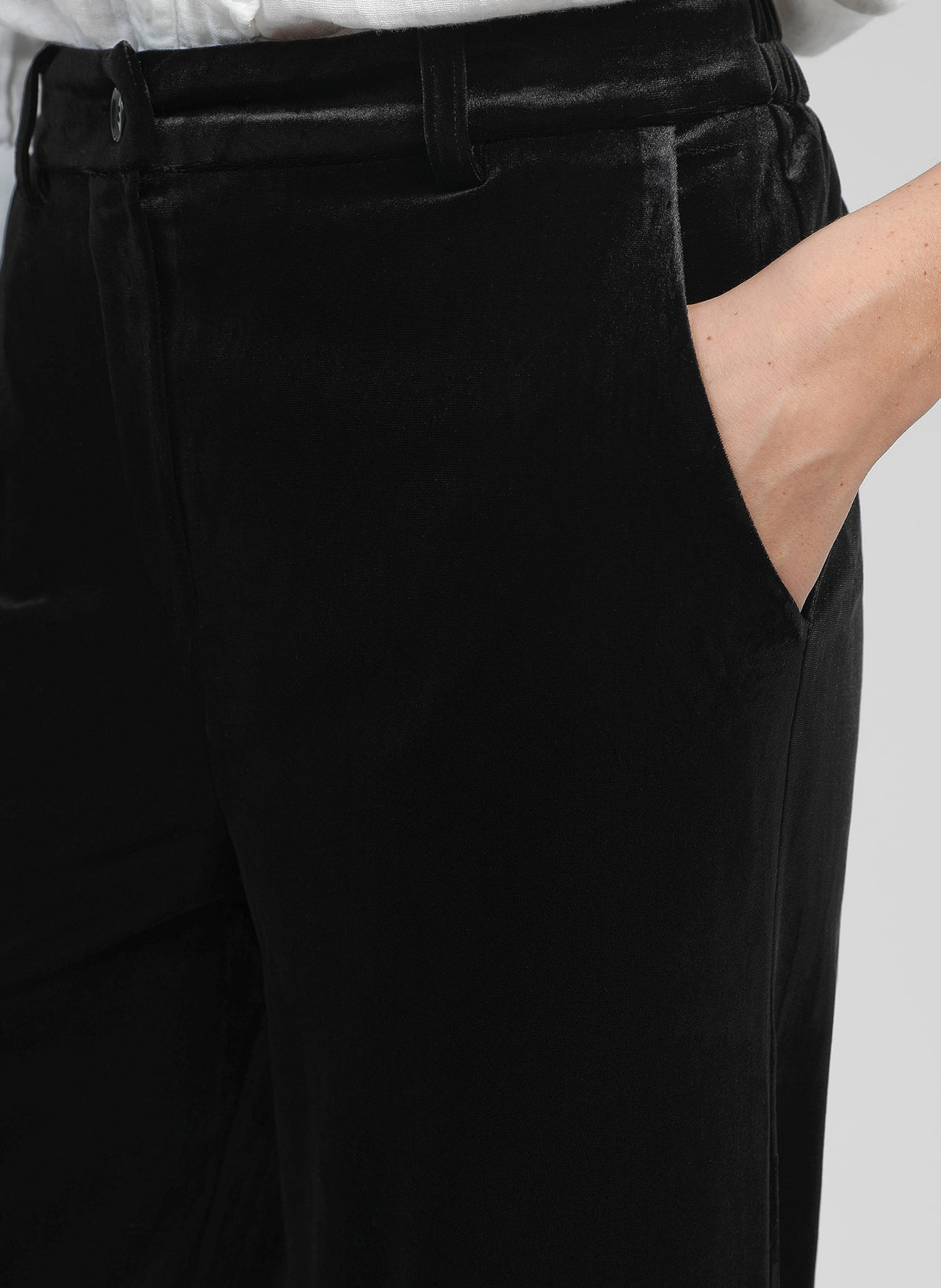 An'ge – Pantalon Pontylane Noir, sorte fløjlsbukser båret med hånden i lommen