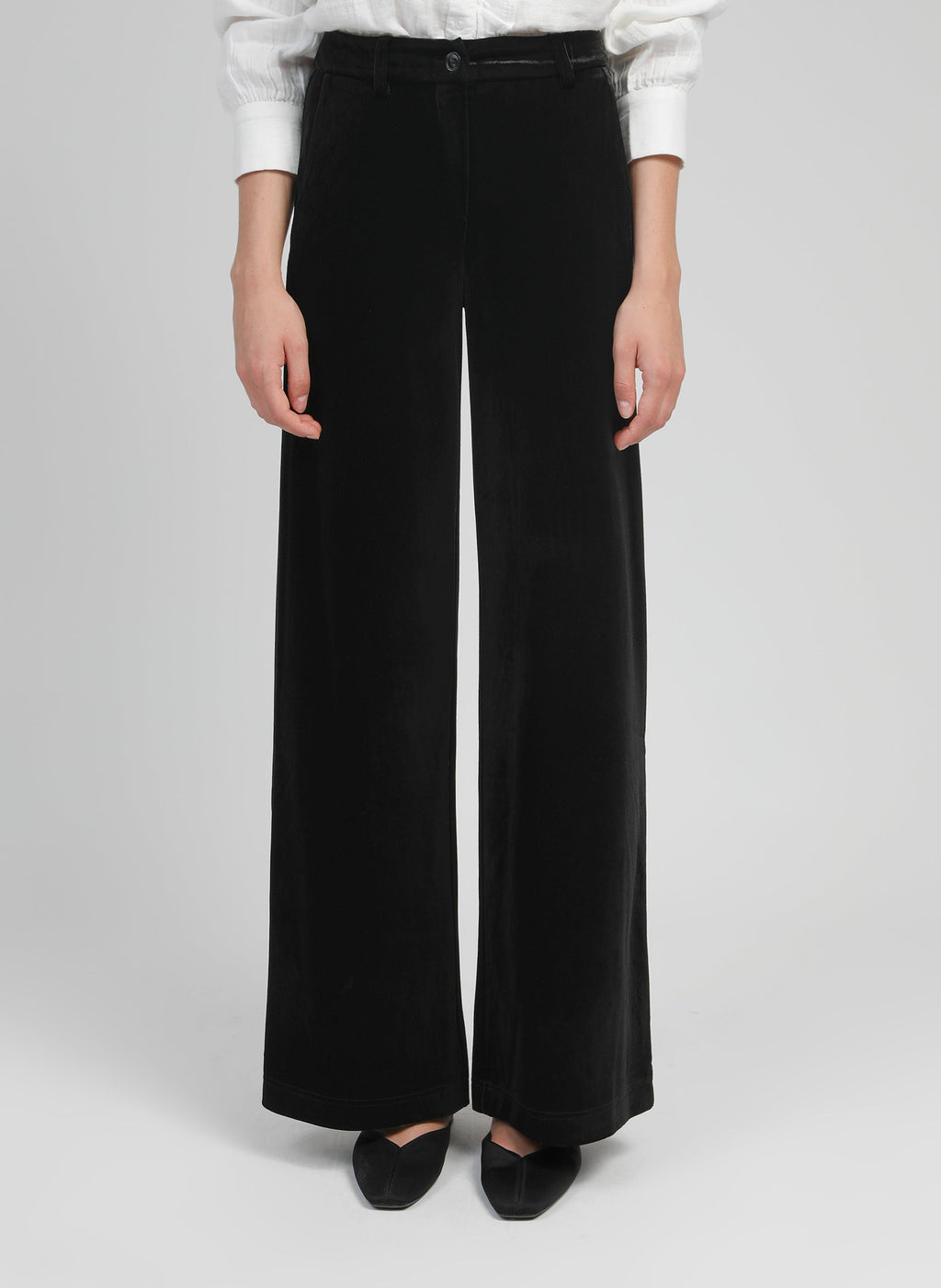 An'ge – Pantalon Pontylane Noir, vide sorte bukser båret af en model, set forfra