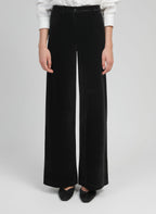 An'ge – Pantalon Pontylane Noir, vide sorte bukser båret af en model, set forfra