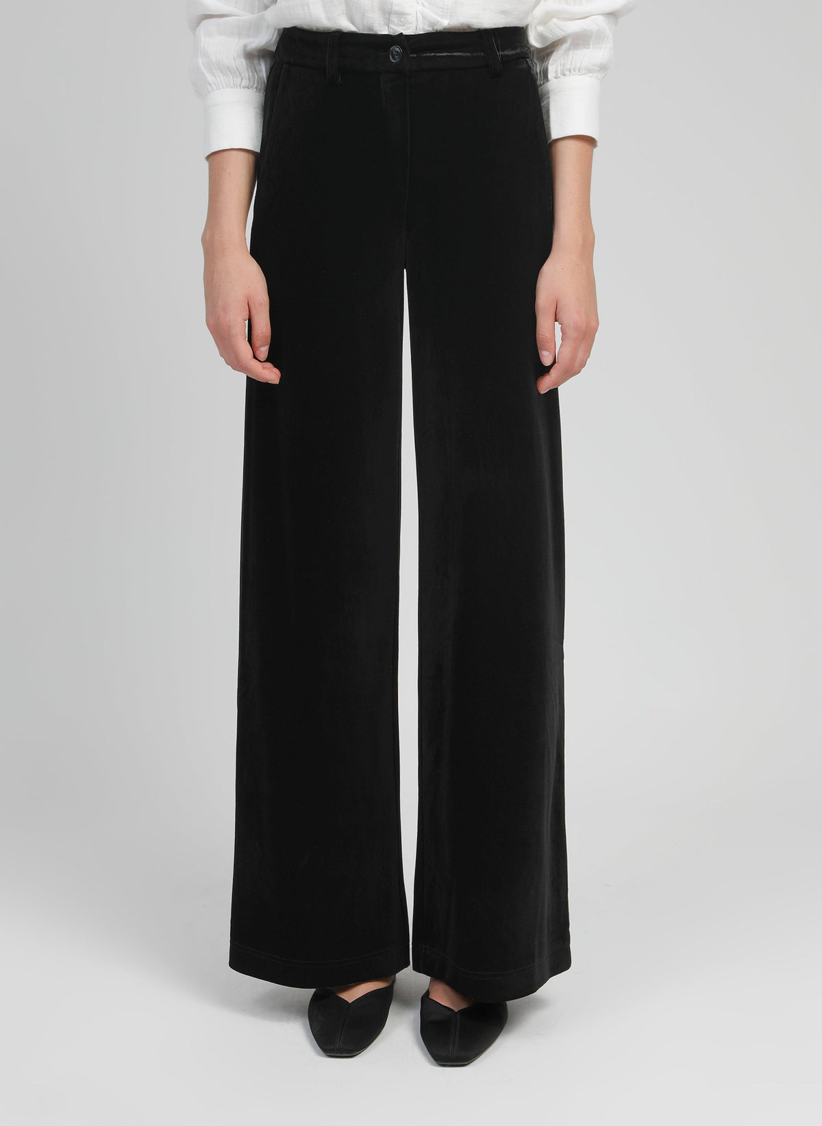 An'ge – Pantalon Pontylane Noir, vide sorte bukser båret af en model, set forfra
