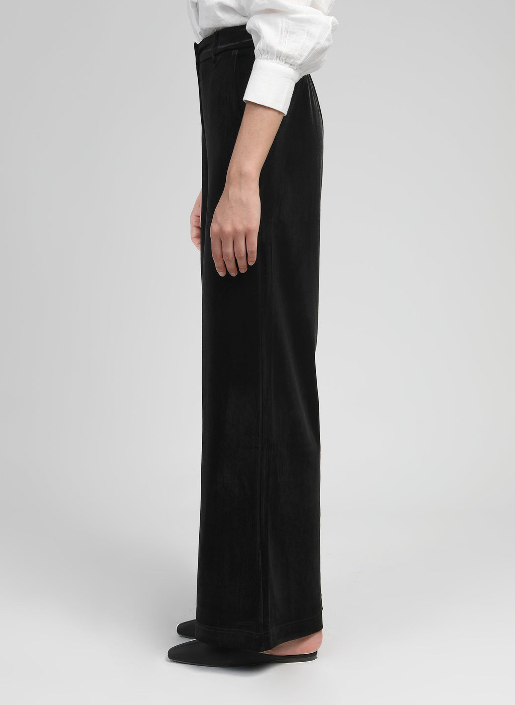 An'ge – Pantalon Pontylane Noir, model iført vide sorte fløjlsbukser, set fra siden