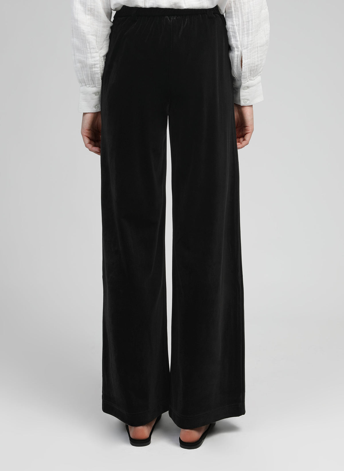 An'ge – Pantalon Pontylane Noir, vide sorte bukser båret af en model, set bagfra