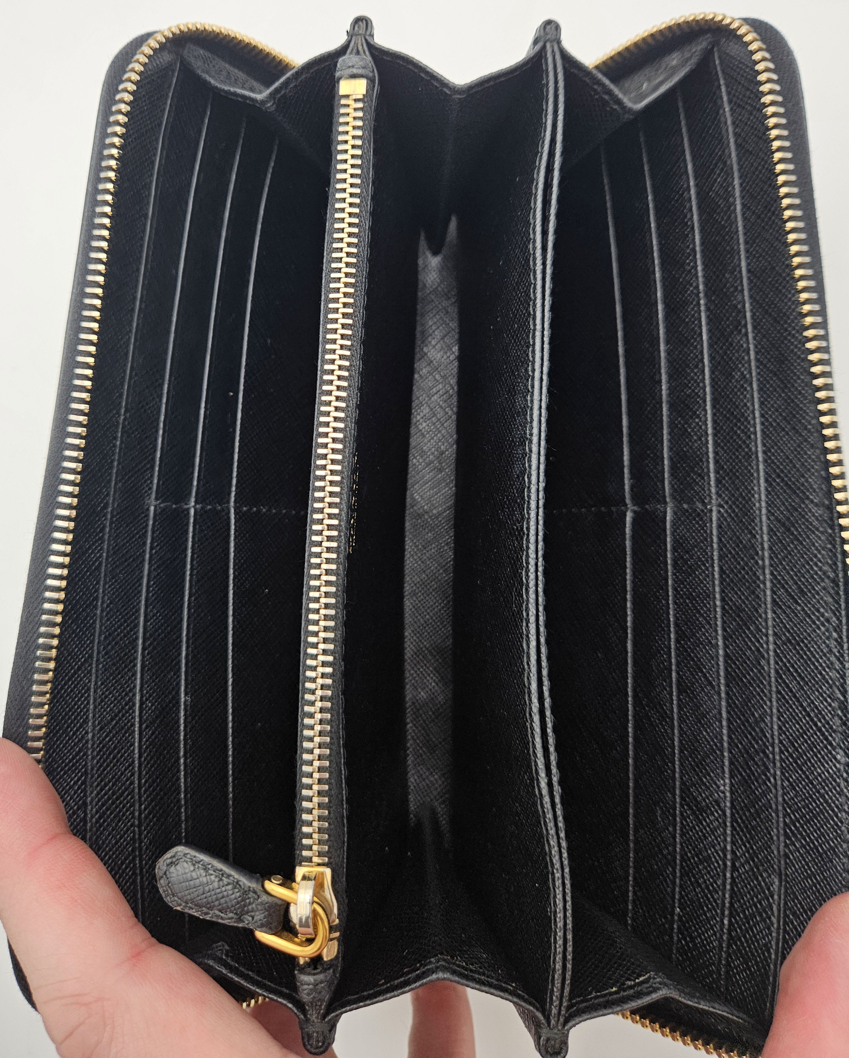 Cartera larga Prada de cuero Saffiano