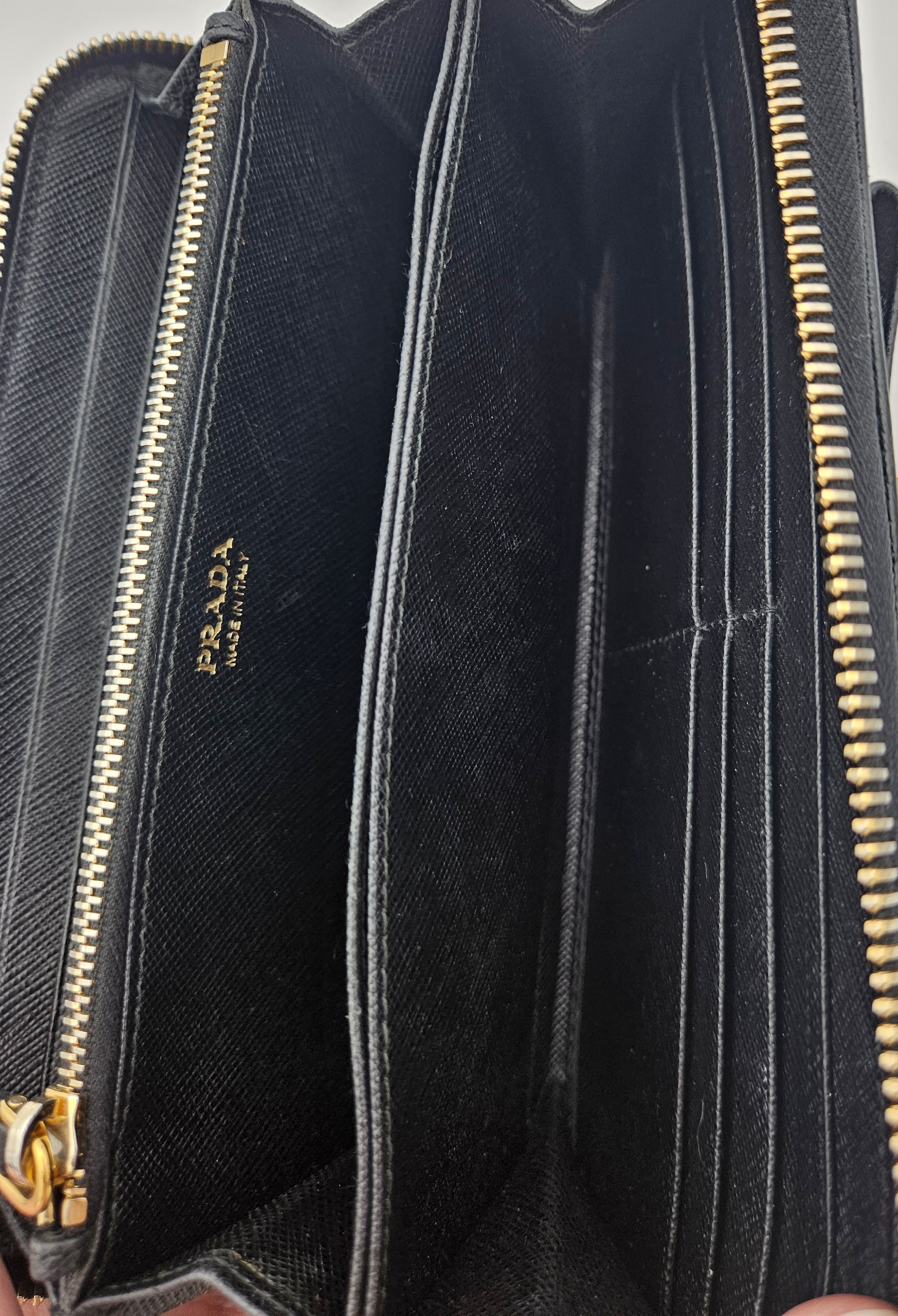 Cartera larga Prada de cuero Saffiano