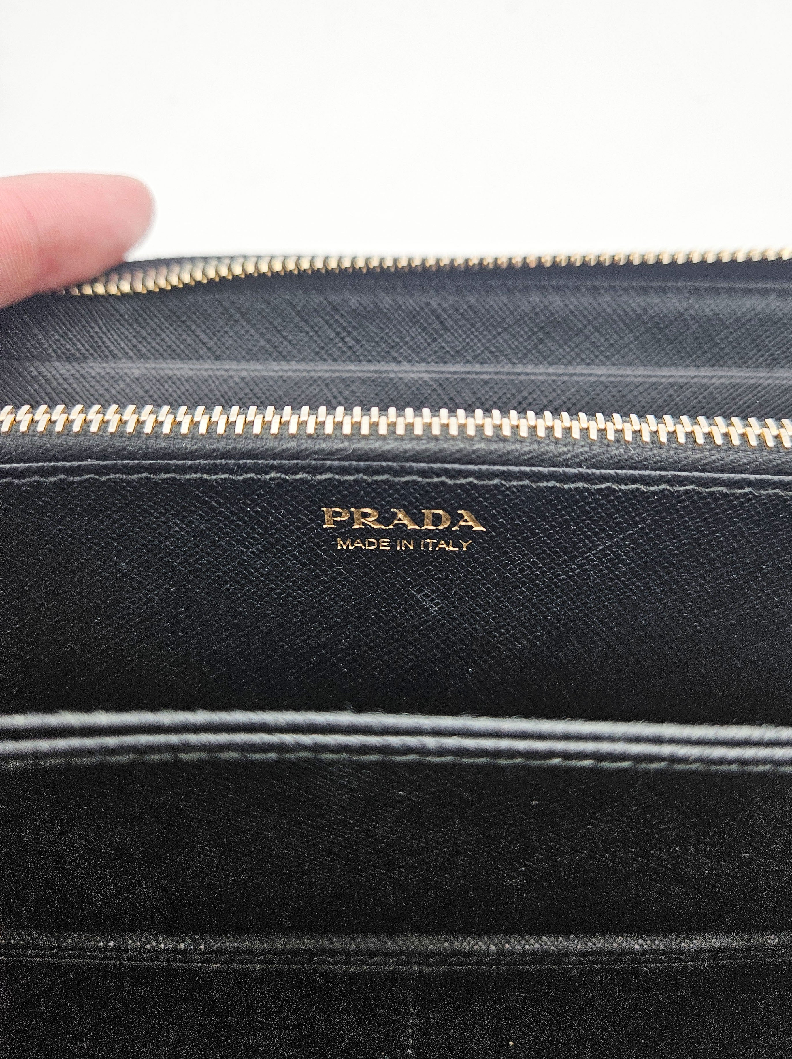 Cartera larga Prada de cuero Saffiano