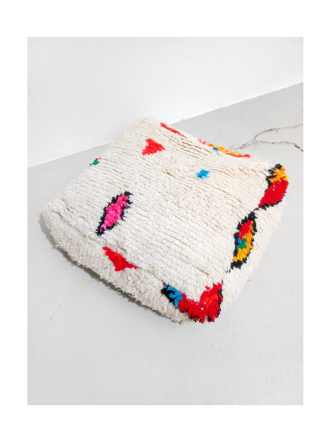 Pouf berbero marocchino Azilal écru con motivi colorati