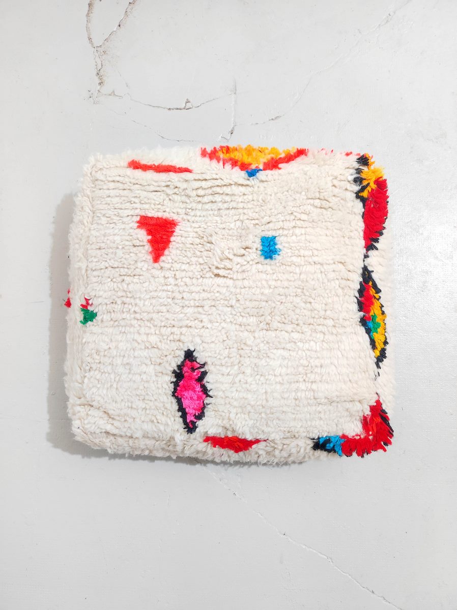 Pouf berbero marocchino Azilal écru con motivi colorati