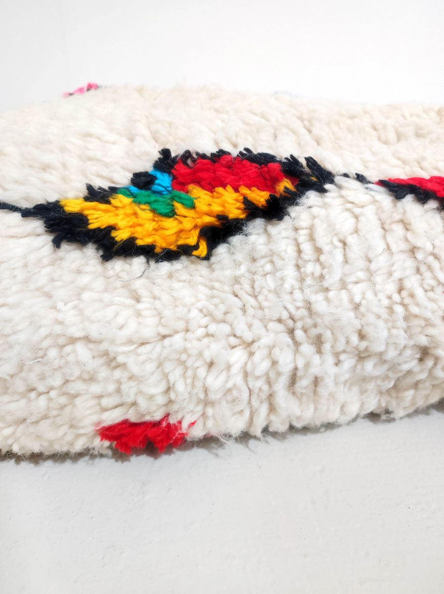 Pouf berbero marocchino Azilal écru con motivi colorati