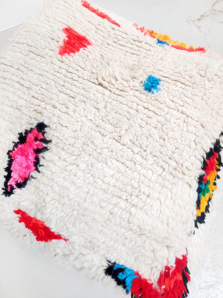 Pouf berbero marocchino Azilal écru con motivi colorati