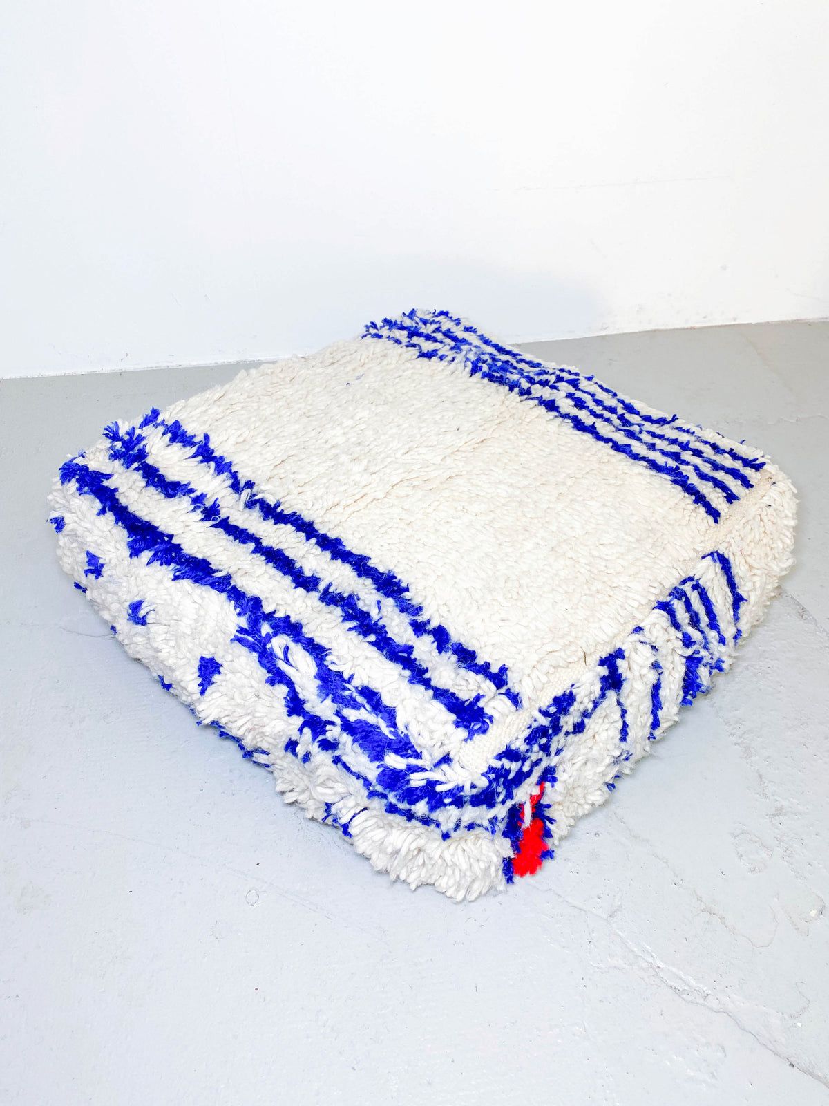 Pouf berbero marocchino écru con motivi blu Majorelle