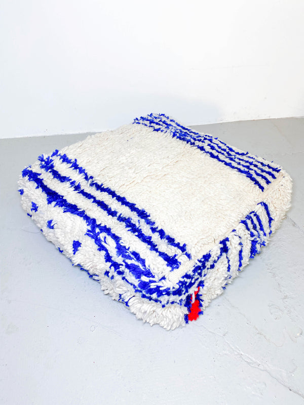 Pouf berbero marocchino écru con motivi blu Majorelle