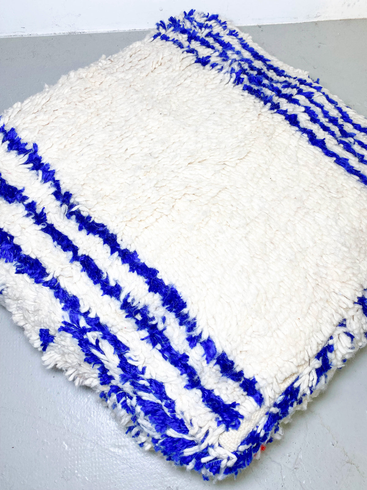 Pouf berbero marocchino écru con motivi blu Majorelle