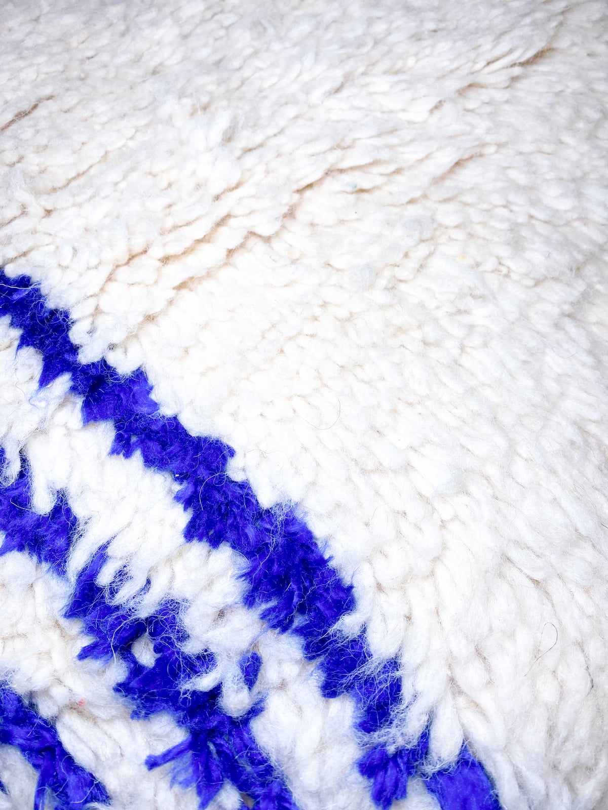 Pouf berbero marocchino écru con motivi blu Majorelle