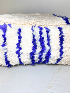 Pouf berbero marocchino écru con motivi blu Majorelle