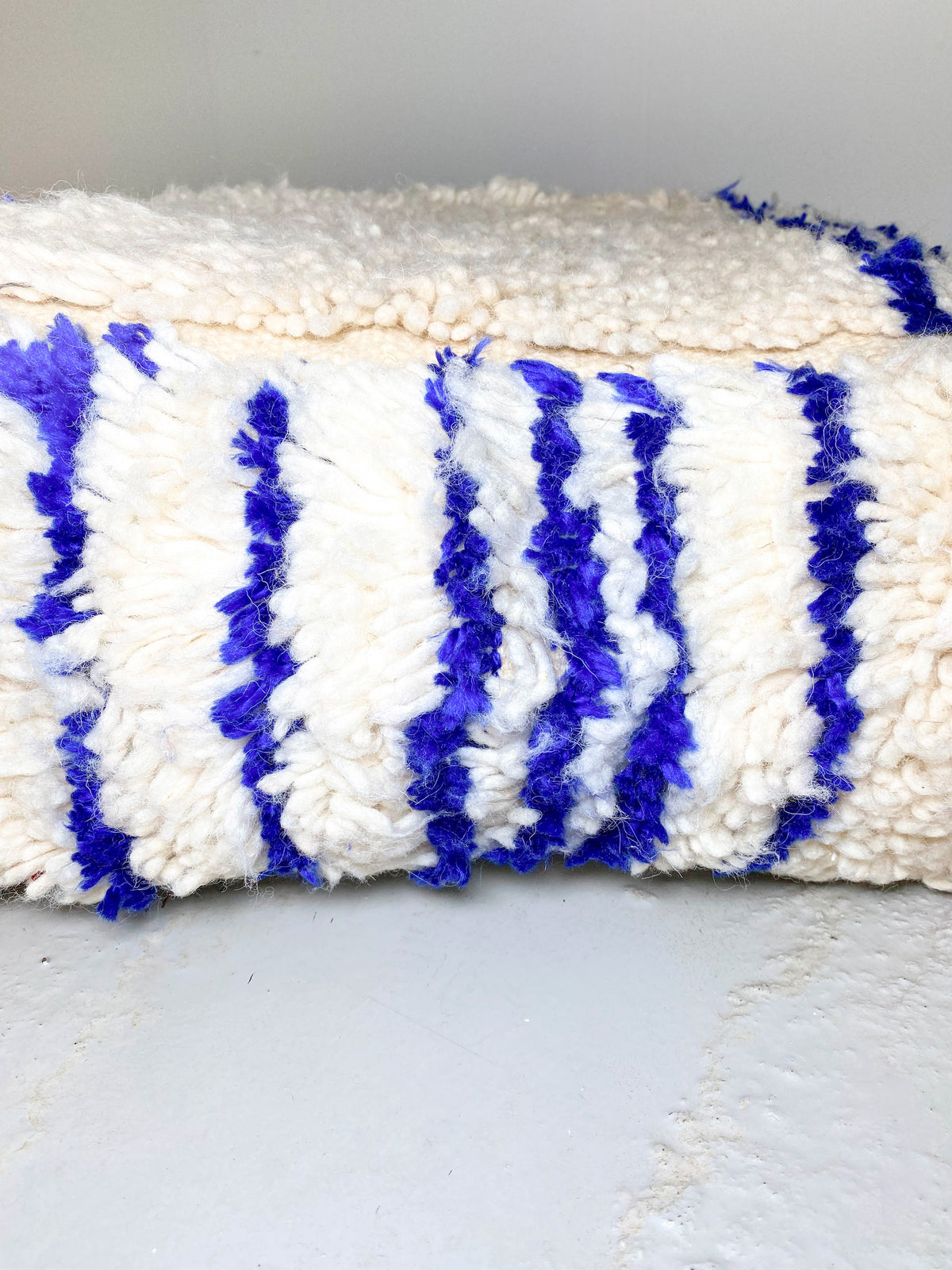 Pouf berbero marocchino écru con motivi blu Majorelle