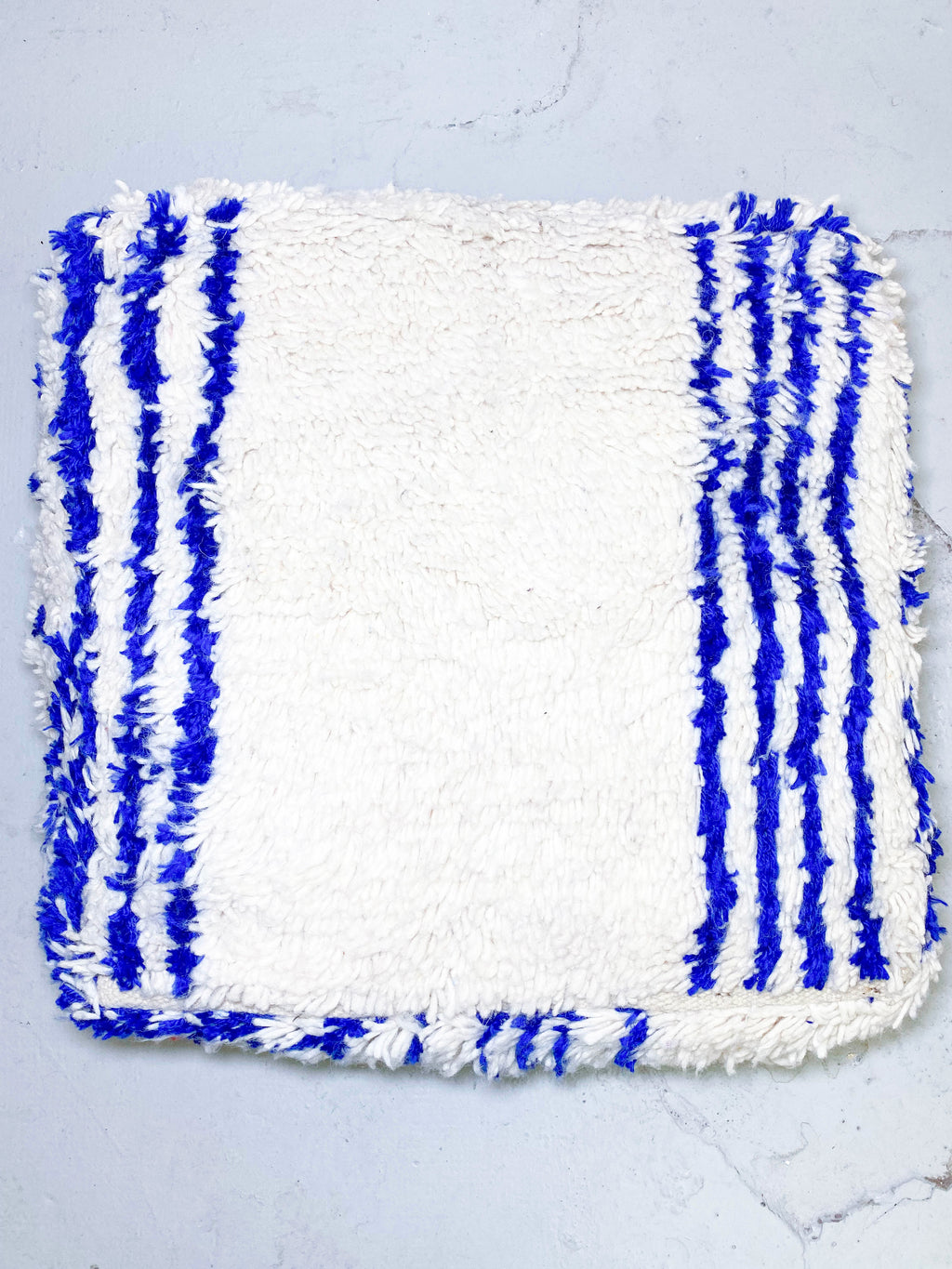 Pouf berbero marocchino écru con motivi blu Majorelle