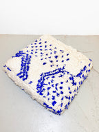 Pouf berbero marocchino écru con motivi blu Majorelle