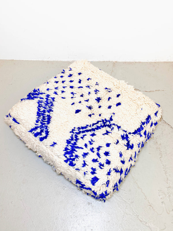 Pouf berbero marocchino écru con motivi blu Majorelle