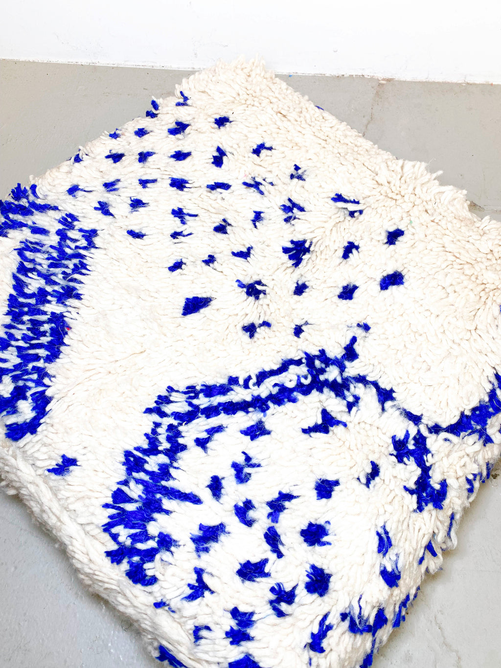 Pouf berbero marocchino écru con motivi blu Majorelle