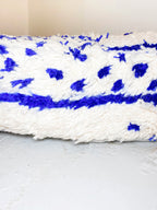 Pouf berbero marocchino écru con motivi blu Majorelle
