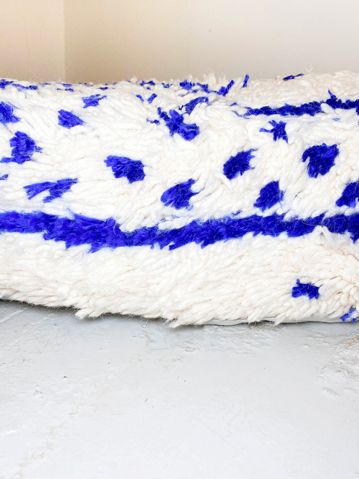 Pouf berbero marocchino écru con motivi blu Majorelle