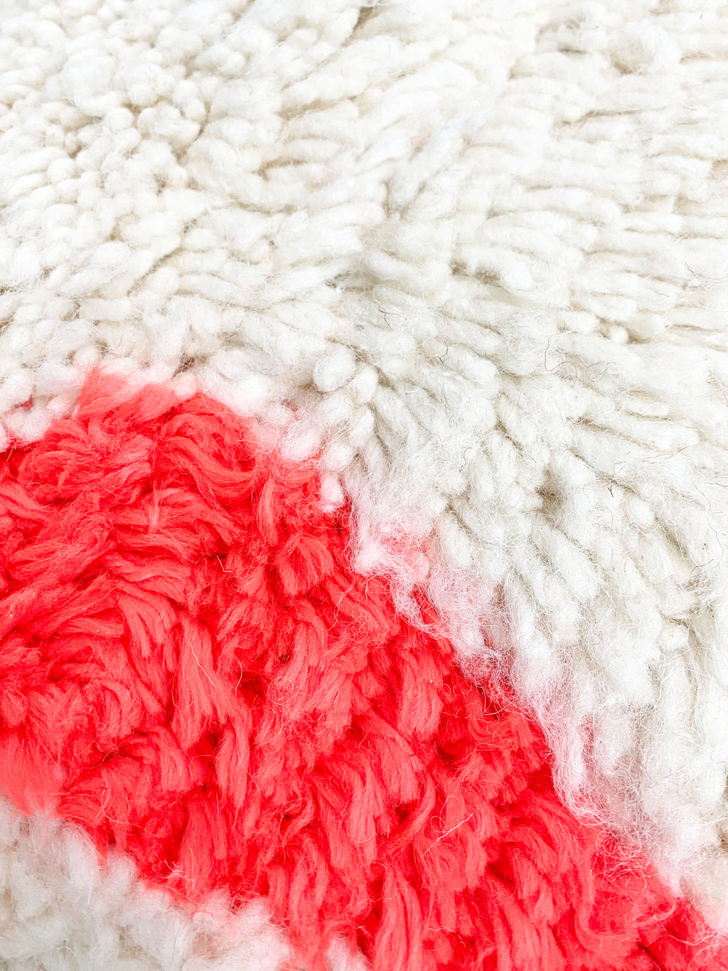 Puf bereber marroquí en crudo con motivos de colores