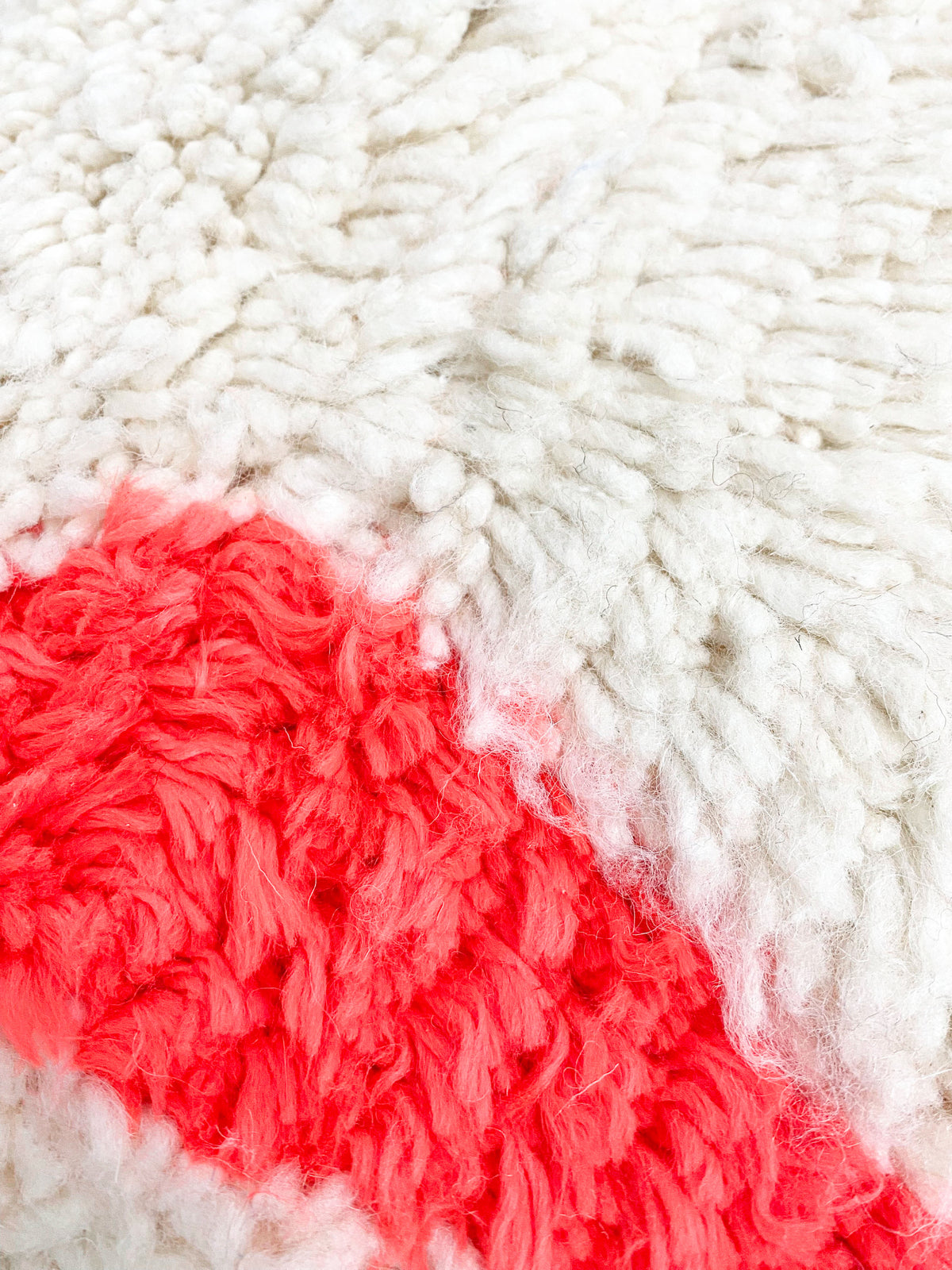 Puf bereber marroquí en crudo con motivos de colores