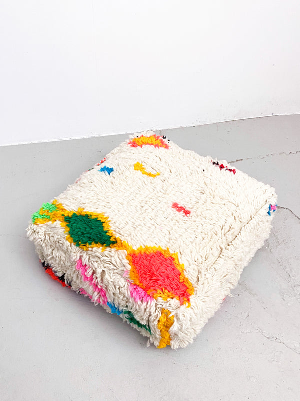 Pouf berbero marocchino écru con motivi colorati