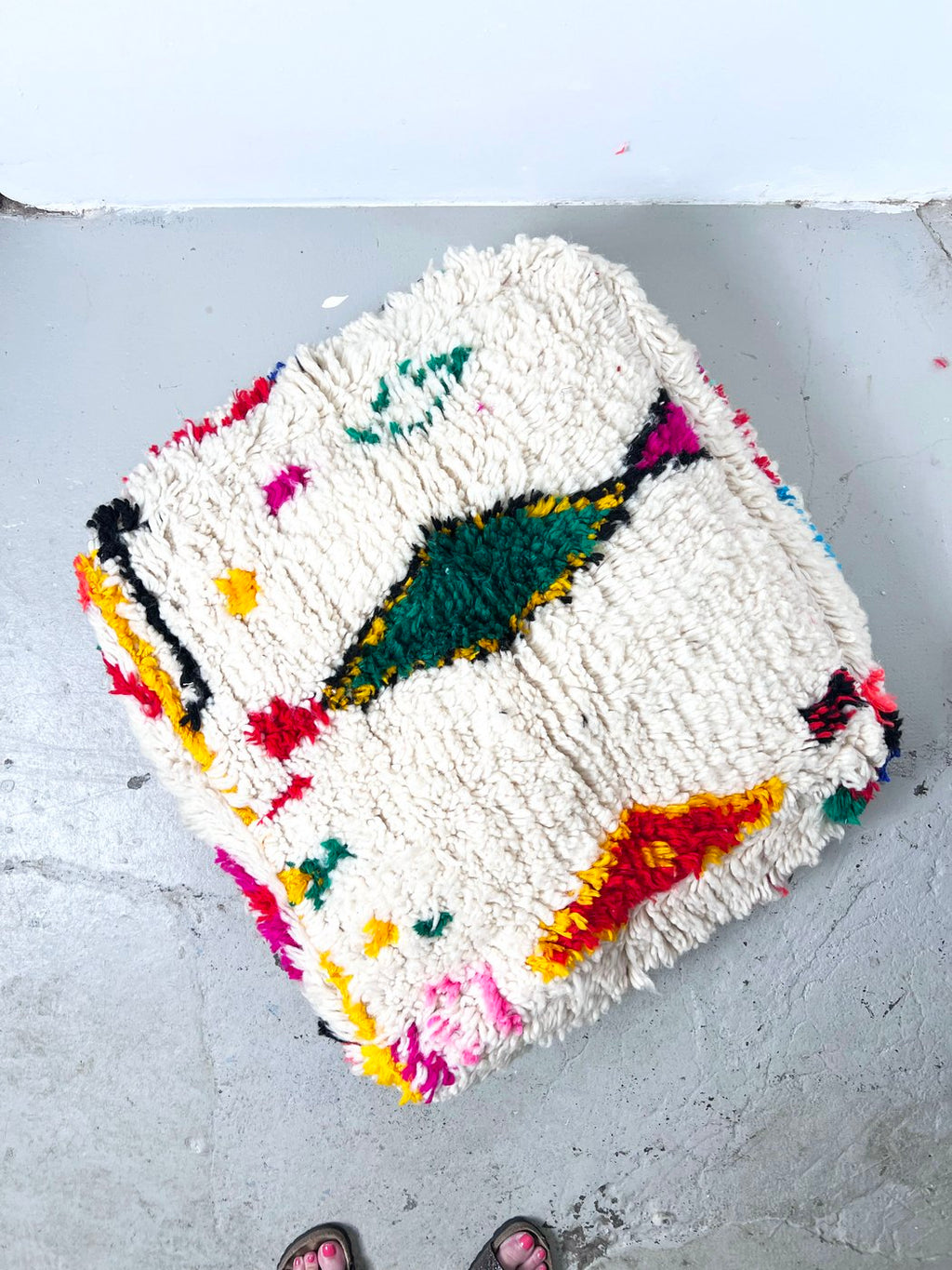 Puf bereber marroquí en crudo con motivos de colores