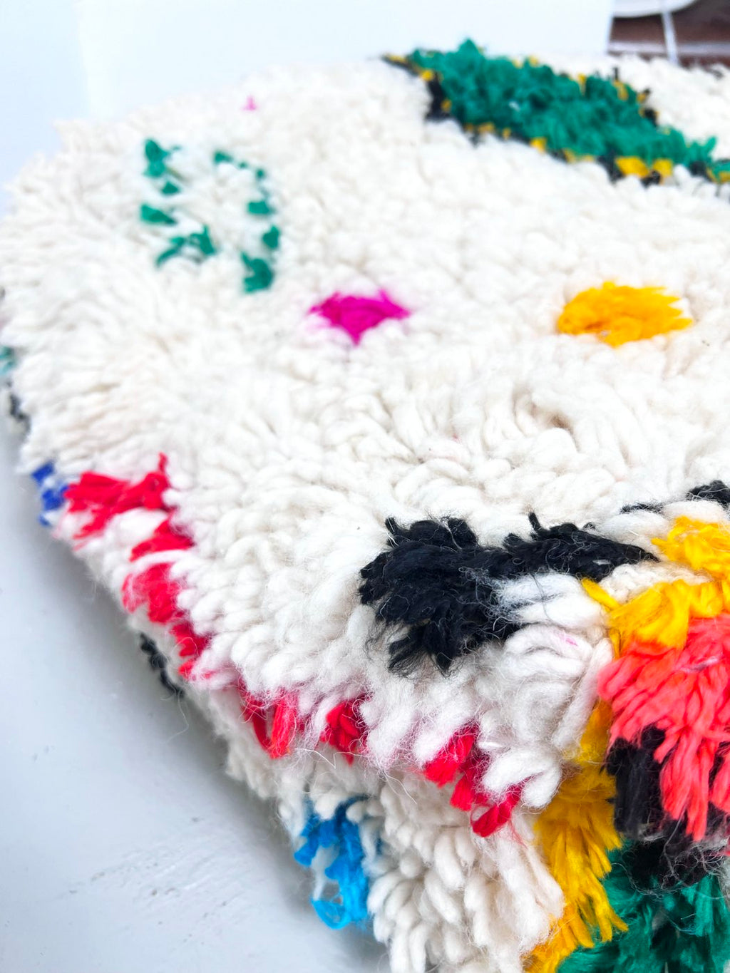 Puf bereber marroquí en crudo con motivos de colores