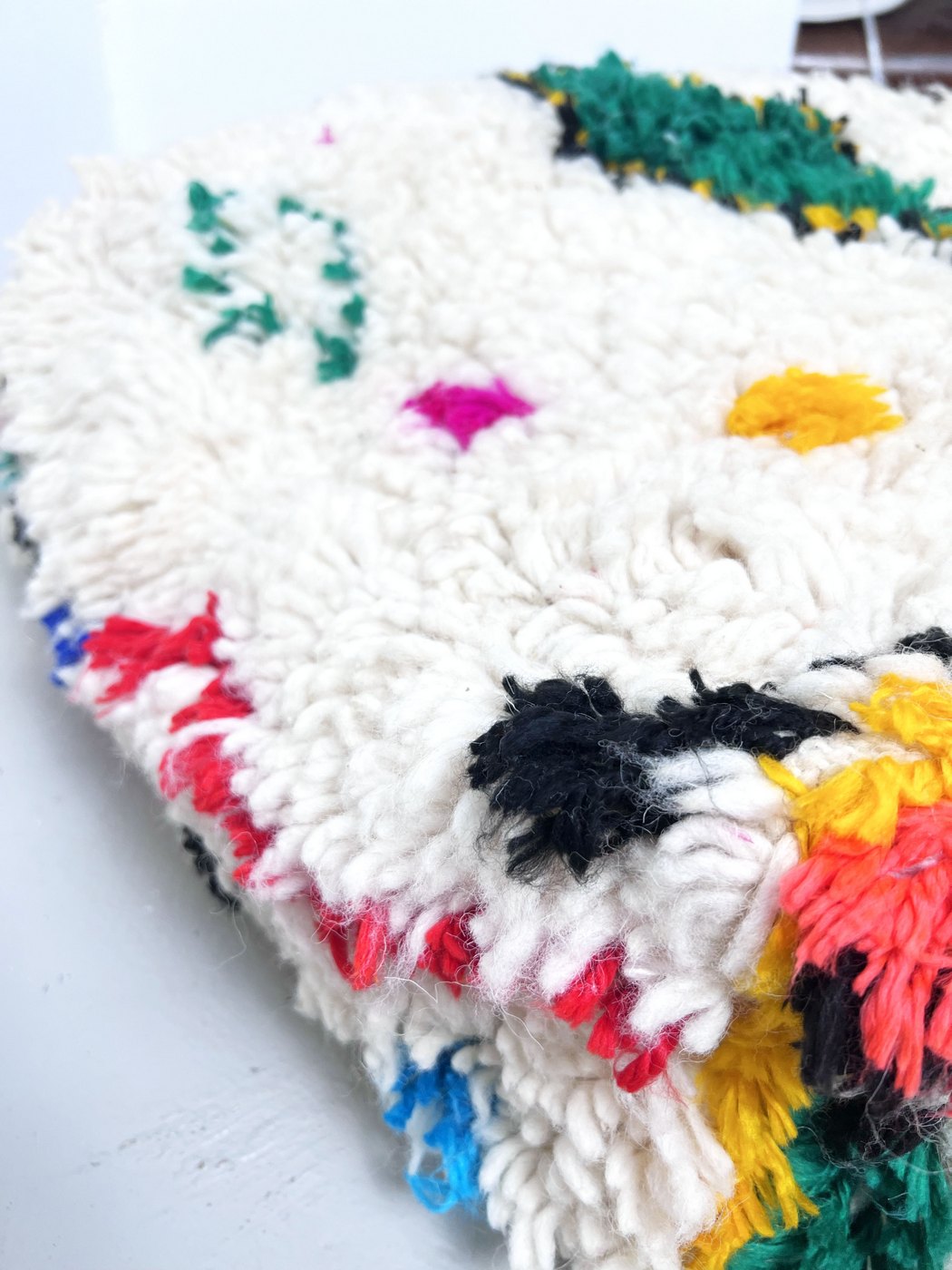 Puf bereber marroquí en crudo con motivos de colores
