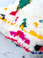 Puf bereber marroquí en crudo con motivos de colores