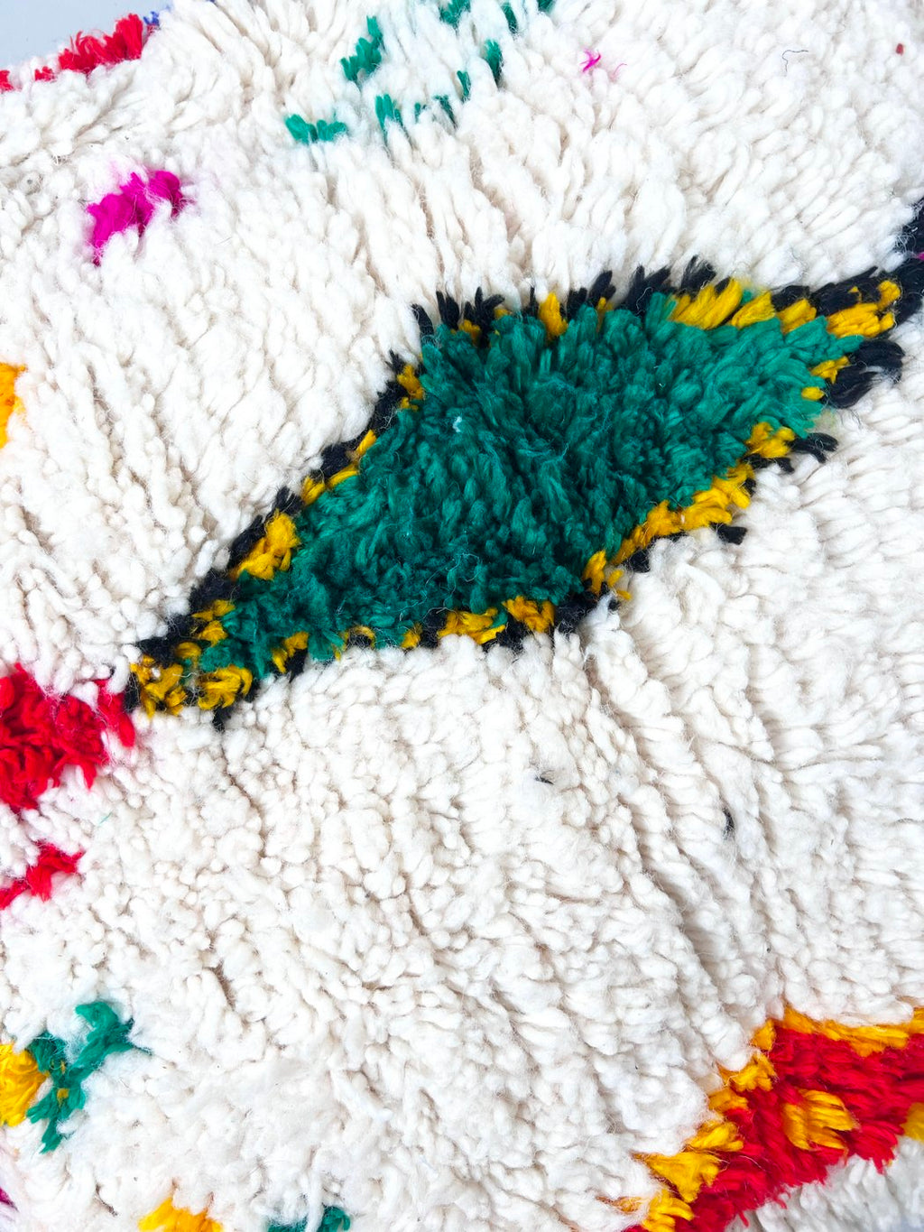 Puf bereber marroquí en crudo con motivos de colores