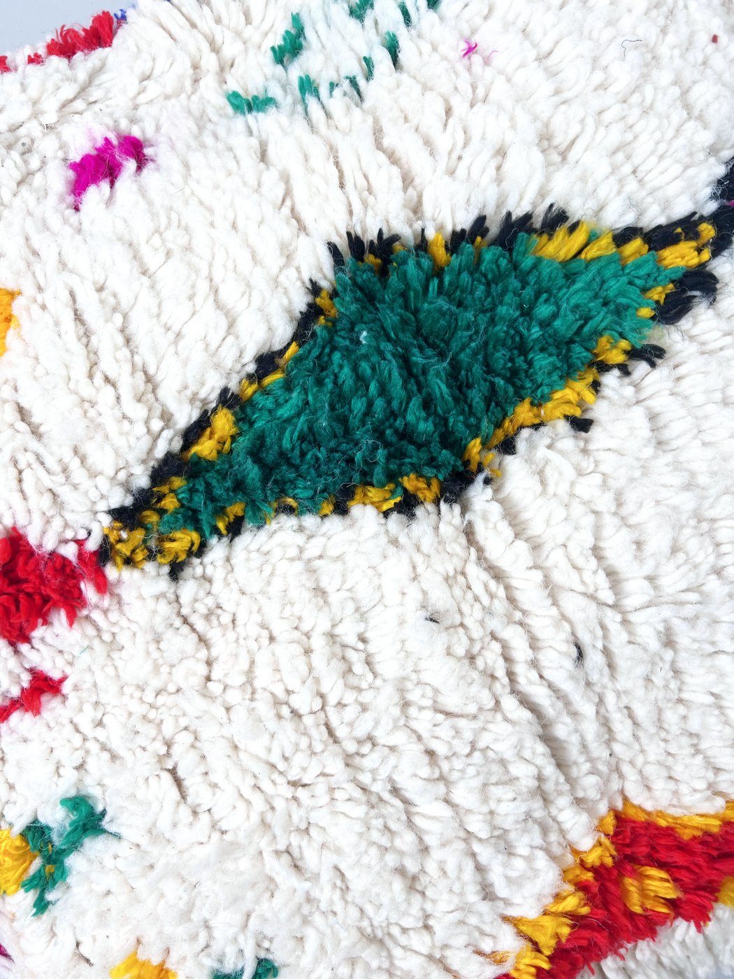 Puf bereber marroquí en crudo con motivos de colores