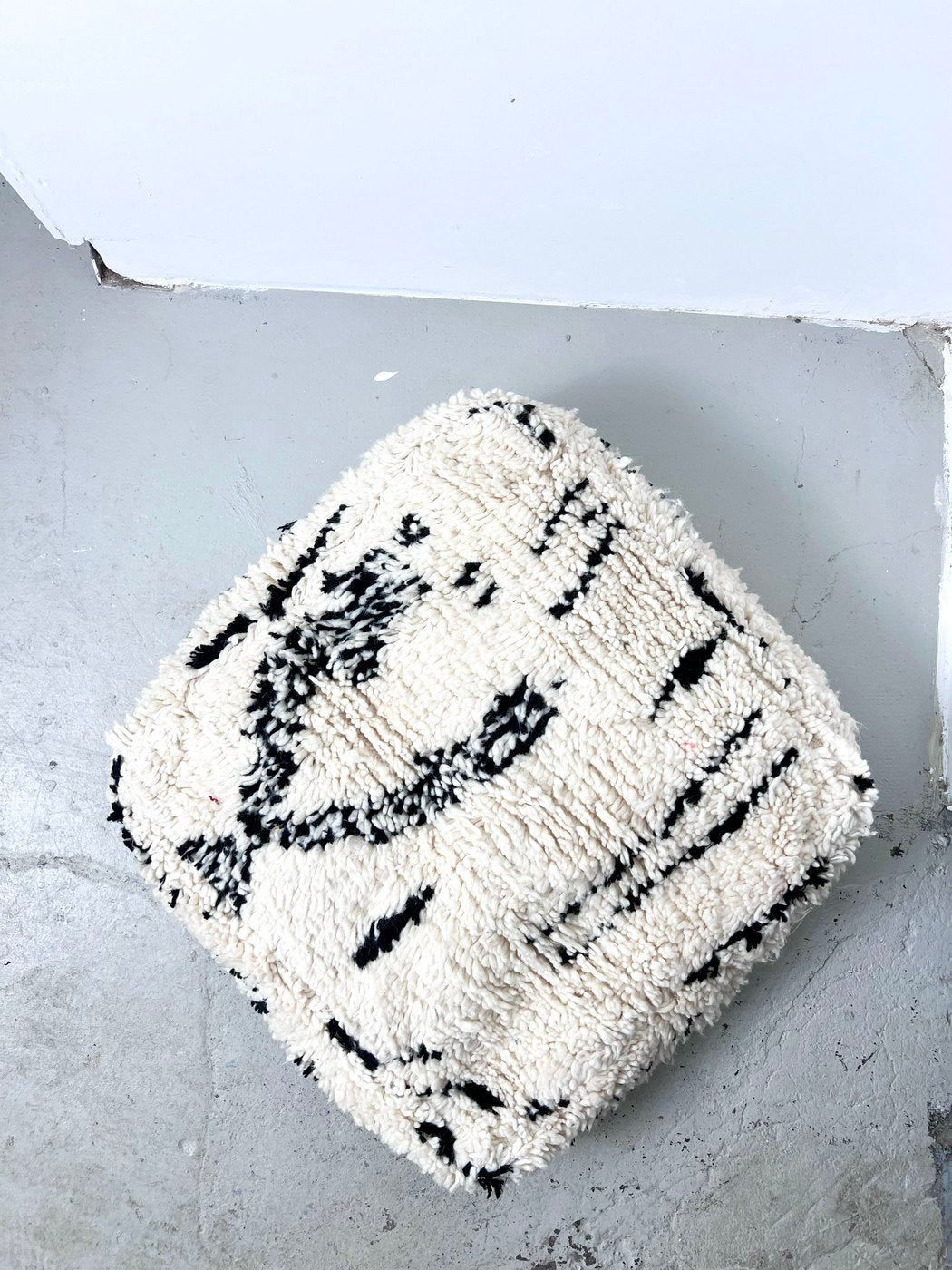 Pouf Berbère Marocain Écru À Motifs Noirs