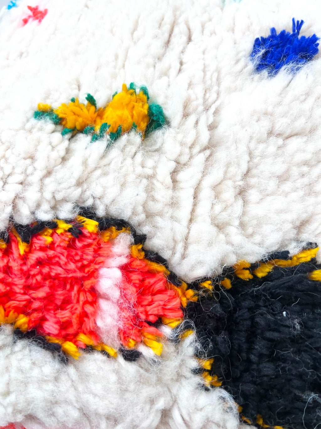 Puf bereber marroquí en crudo con motivos de colores