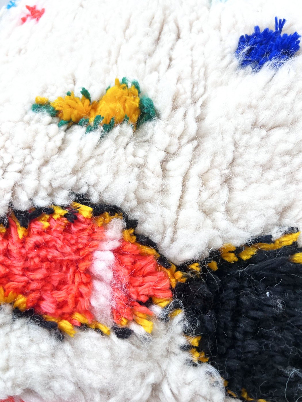 Puf bereber marroquí en crudo con motivos de colores