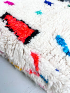Puf bereber marroquí en crudo con motivos de colores