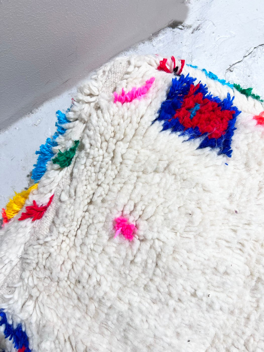 Puf bereber marroquí en crudo con motivos de colores