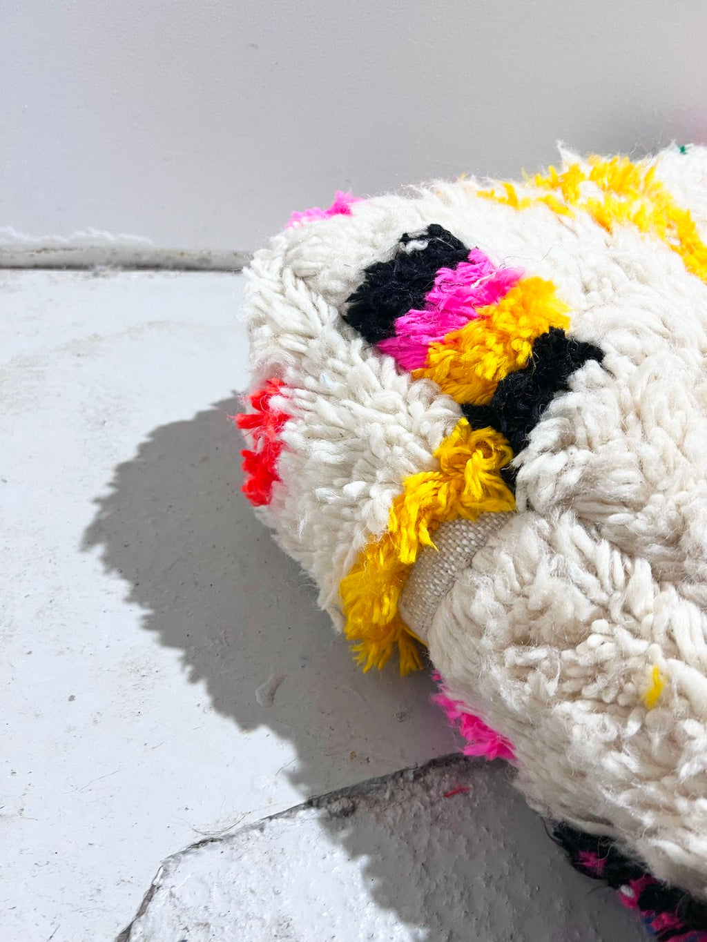 Puf bereber marroquí en crudo con motivos de colores