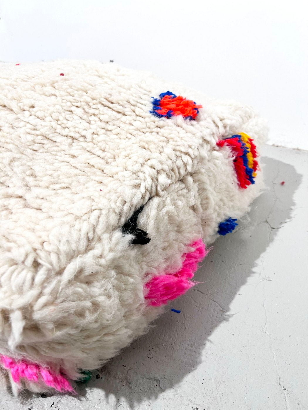 Puf bereber marroquí en crudo con motivos de colores